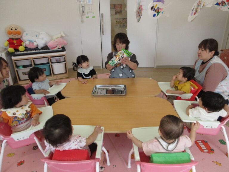 春雨とワカメで遊んだよ♪(うみ組　０歳)