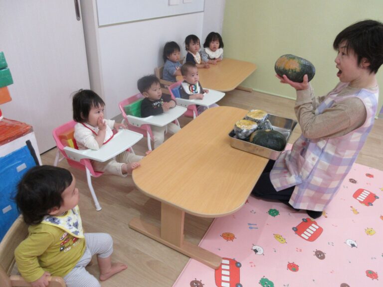 かぼちゃを触ったよ♪(うみ組  ０歳)