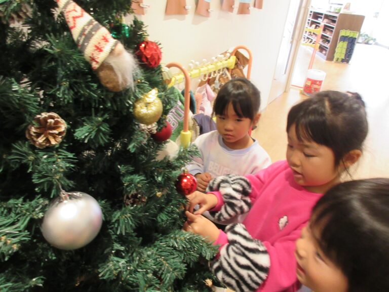 ツリーの飾りつけをしたよ🎄（4歳そら組）