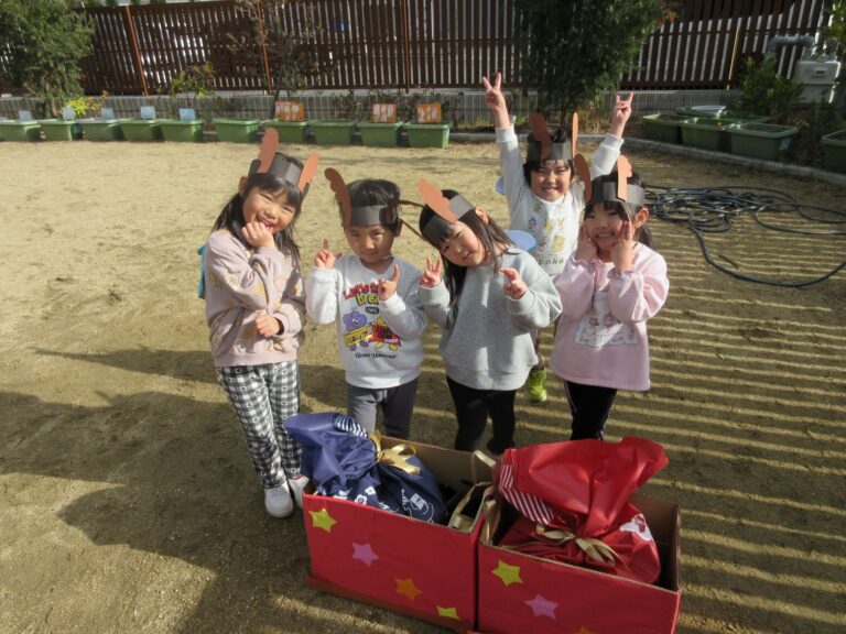 トナカイに変身☆プレゼント🎁運びリレー（３歳　にじぐみ）