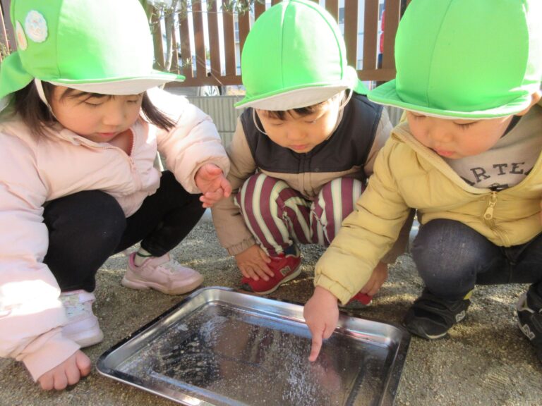 寒い日のおくりもの🧊～氷に触れたよ～（2歳あめ組）