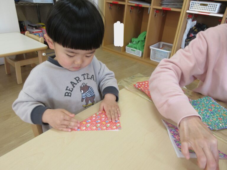 おりがみの着物、折ってみたよ！（2歳児 あめ組）