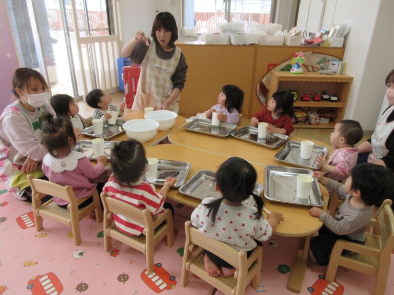 入浴剤で遊んだよ♪(0歳児 うみ組)