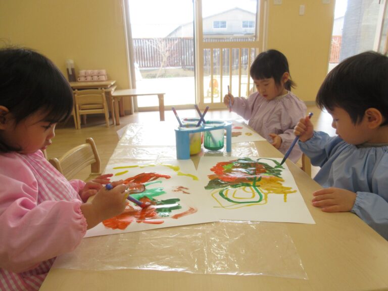 小さな画伯たち👩‍🎨👨‍🎨（２歳児 あめ組）
