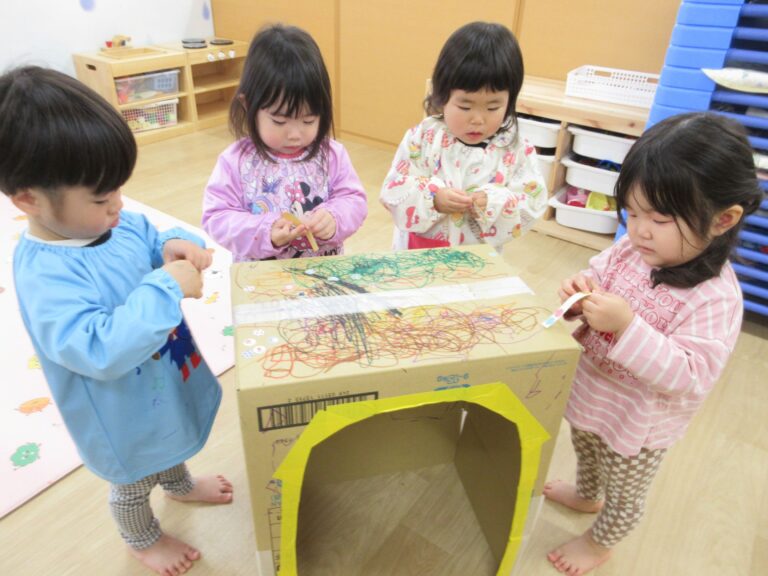 ダンボールのお家作り🏠(2歳 あめ組)