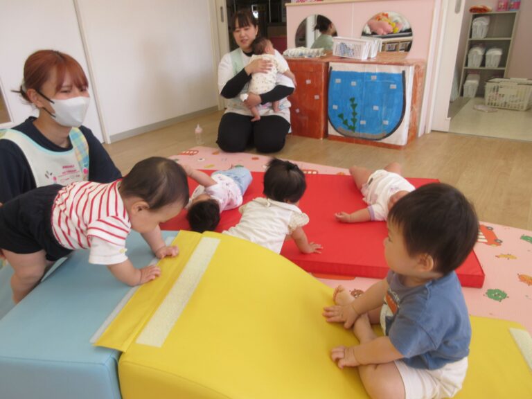 うきうきマット遊び（０歳児うみぐみ）