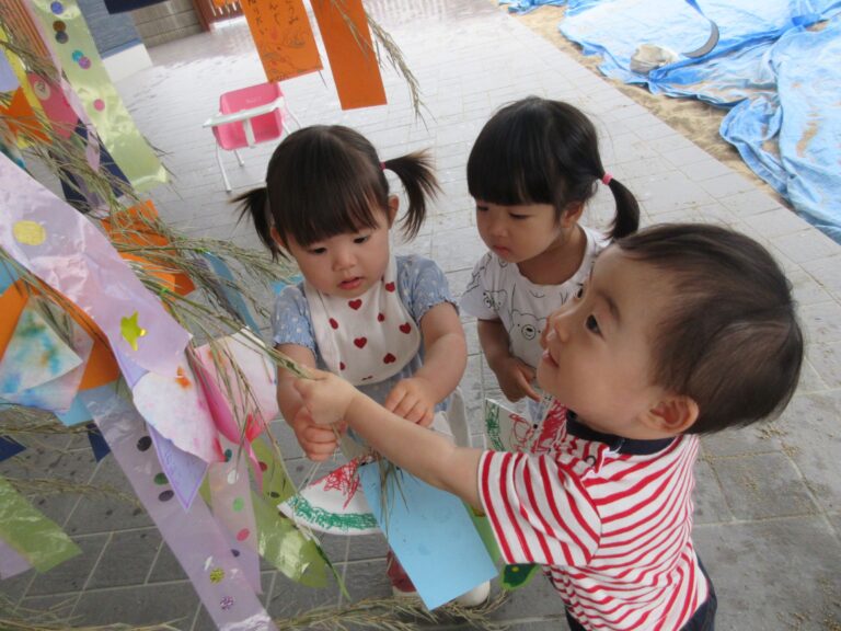 七夕飾りを笹につけたよ(1歳だいち組)