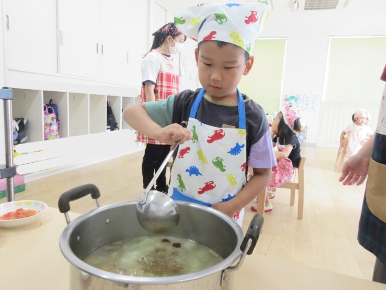 旬の野菜を味わおう♪夏野菜カレー作り🍛（５歳　くじらぐみ）
