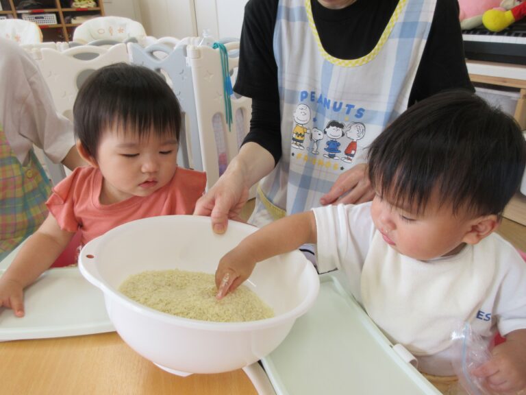 パン粉粘土で遊んだよ♪（０歳　うみぐみ）