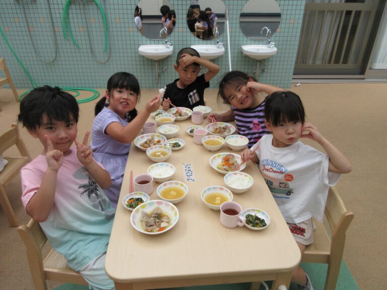 テラスでプチピクニック😋　（５歳　くじらぐみ）