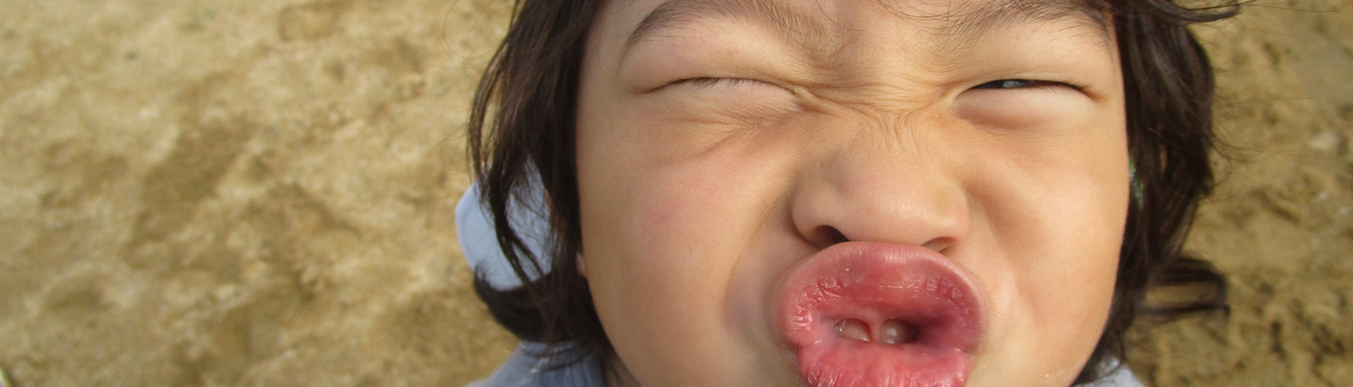久しぶりの小麦粉粘土遊び♫（うみチーム・0歳児）