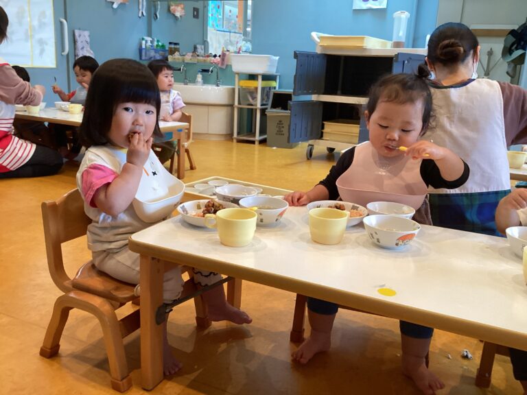 4月　食事の様子（0.1.2歳児）