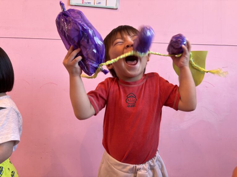 大きいお芋取ったぞ〜♫あめチーム(2歳児)