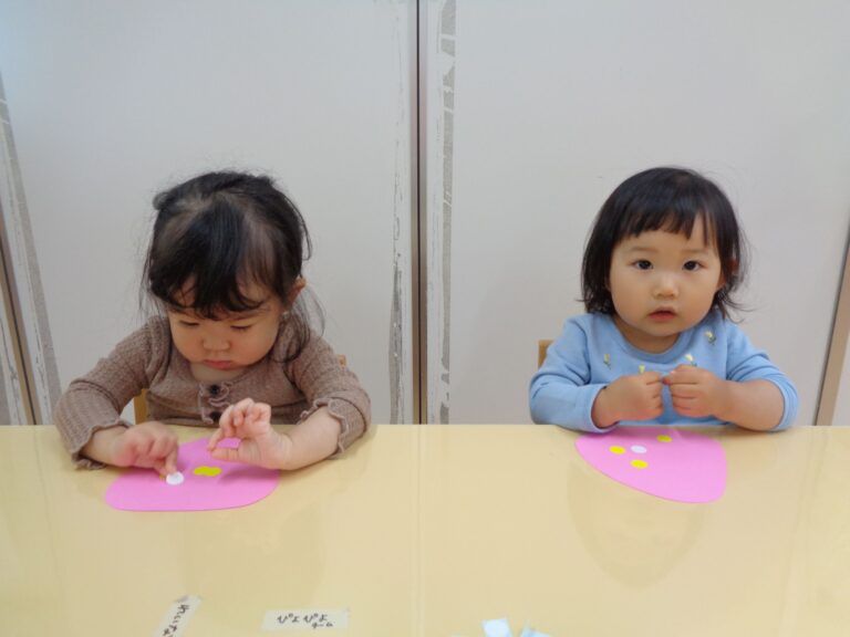 いちごを作ったよ🍓０・１歳児（おむすび組・うみ組）