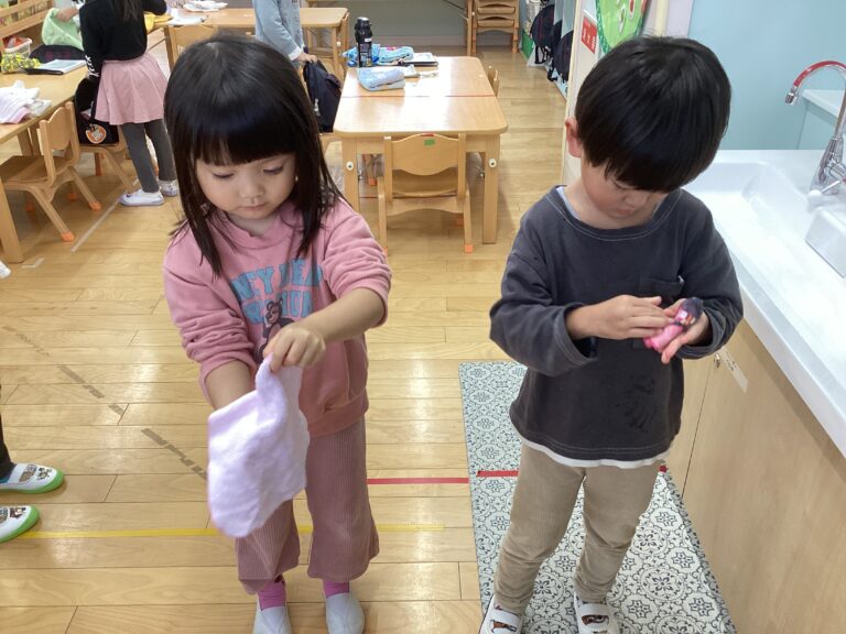 手をふきふき👋~何で拭く？☺️~ ゆき組(3歳児)