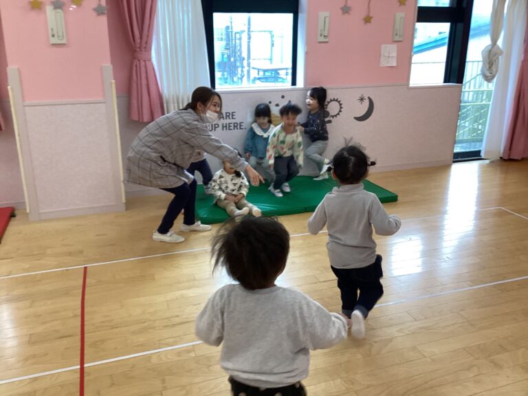 ♪森の小道　散歩に行こう～♪　にじ組（２歳児）