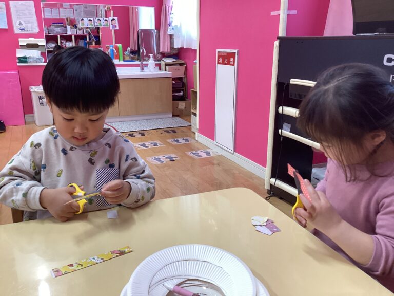 あかりをつけましょ　ぼんぼりに〜♪  にじ組（2歳児）