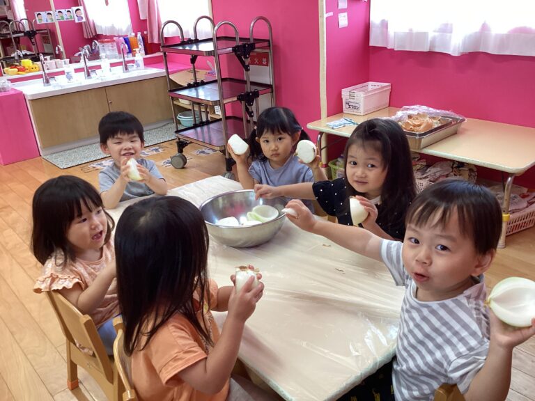 にじぐみ(２歳児)　むきむき楽しいね～🎵