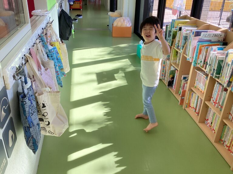 にじぐみ(2歳児)朝のお仕度頑張っています♬