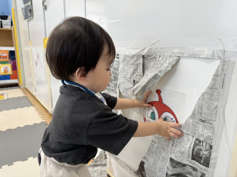 新聞紙遊びをしたよ☺️おむすび組(0歳児)