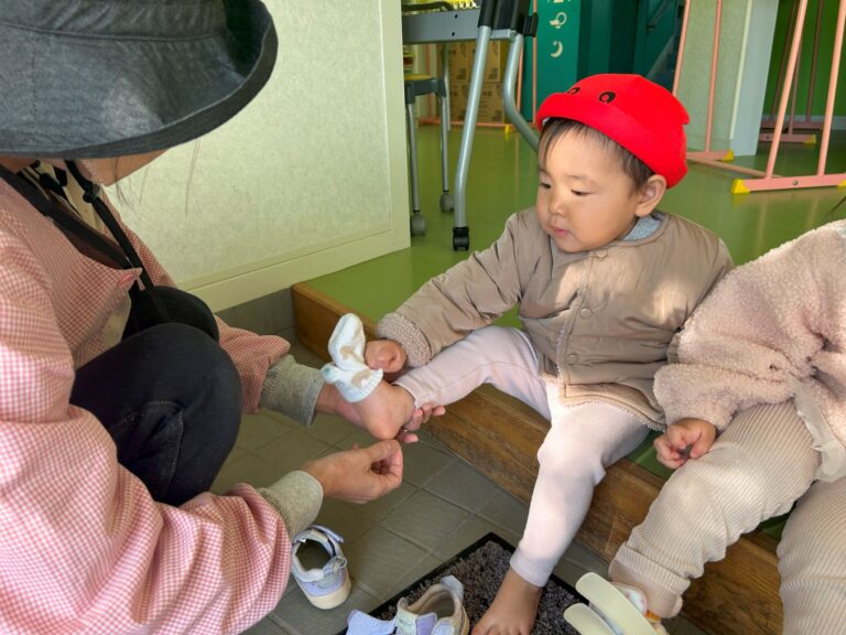 お靴を履いて…💓　うみぐみ（1歳児）