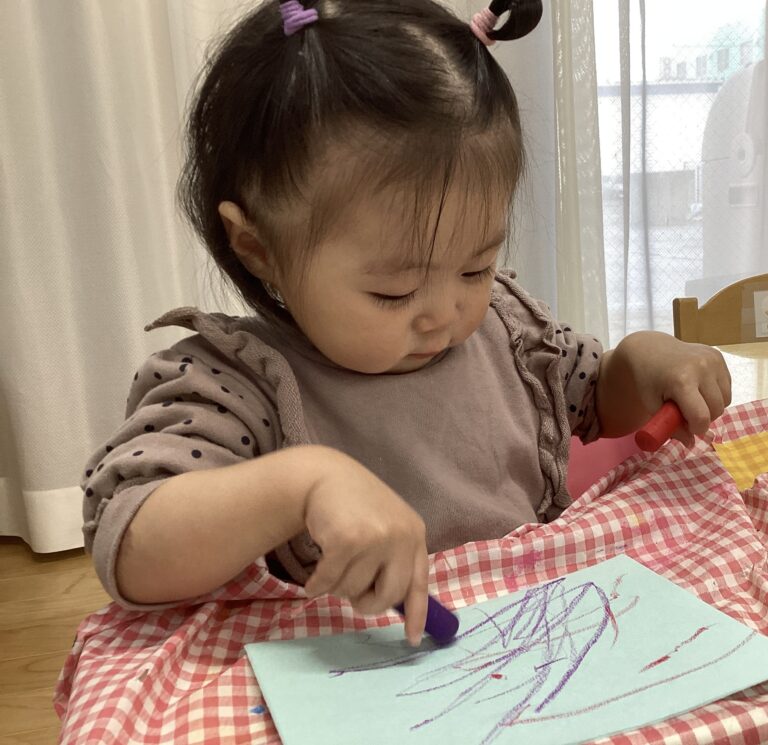 お絵描き楽しいな☺️✨（おむすびぐみ0歳児）