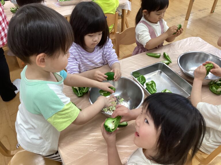 ピーマンの種取りをしたよ♪(3歳児ゆきぐみ)