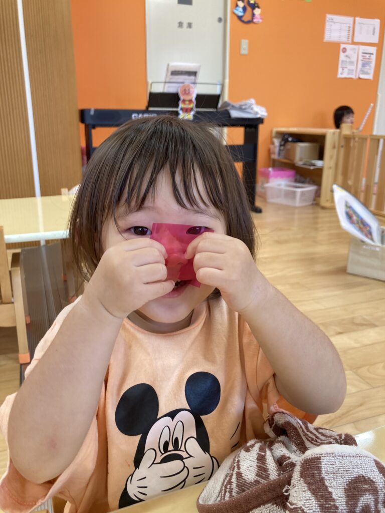 カラーセロファンを使って☺️うみ組(1歳児)