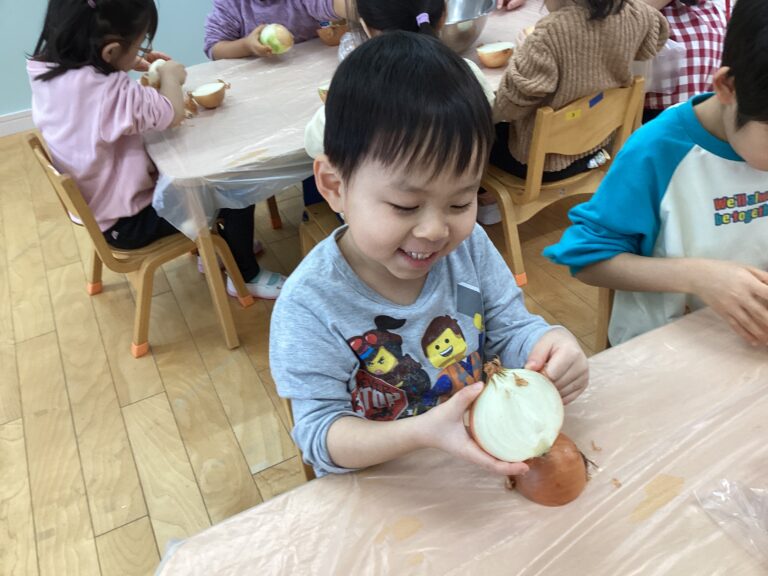 玉ねぎの皮むきに挑戦‼️（３歳児　ゆきぐみ）