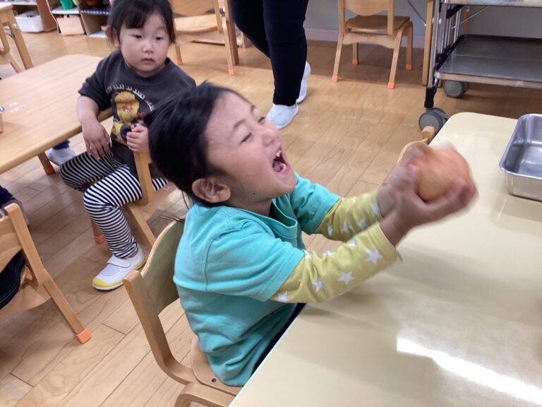 剥いても剥いても食べられない❓🧅‼️【ゆきぐみ3歳児】