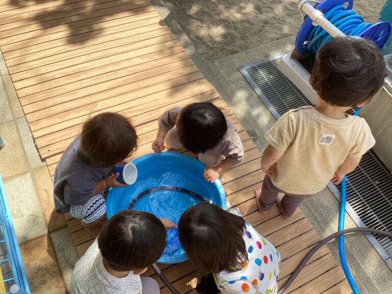 夏の遊びを楽しんでいます!【おむすび・うみぐみ 0・1歳児】