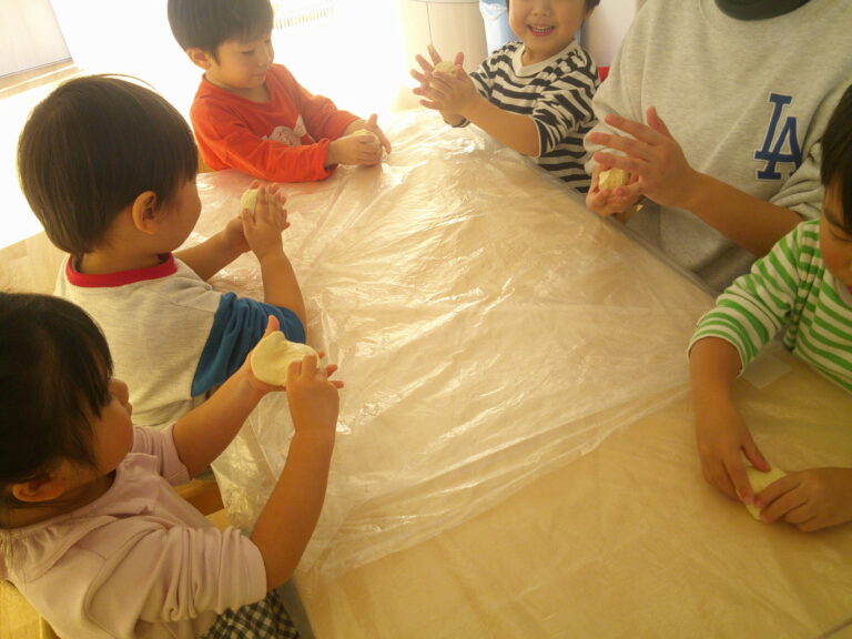 むぎゅっと！小麦粉粘土で感触遊び