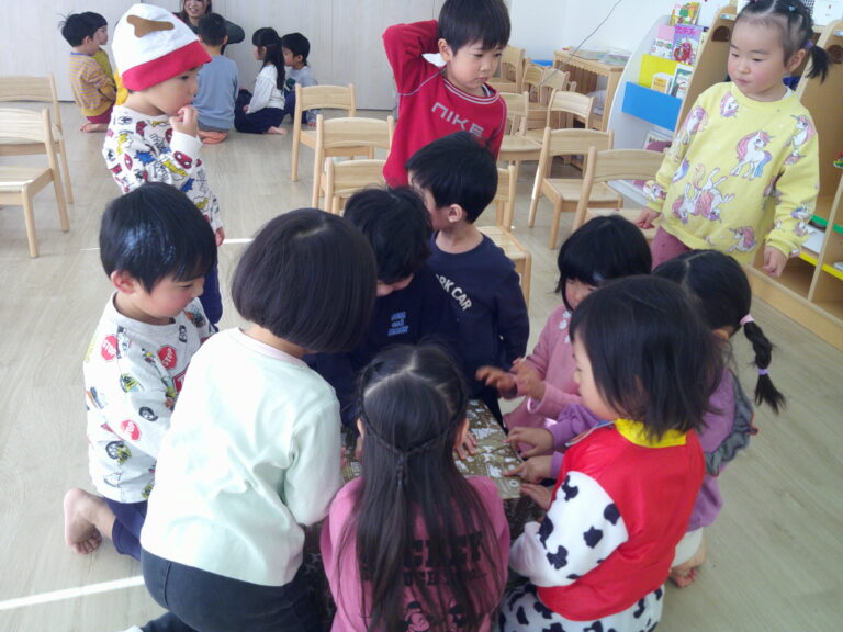 サンタが保育園にやってきた！