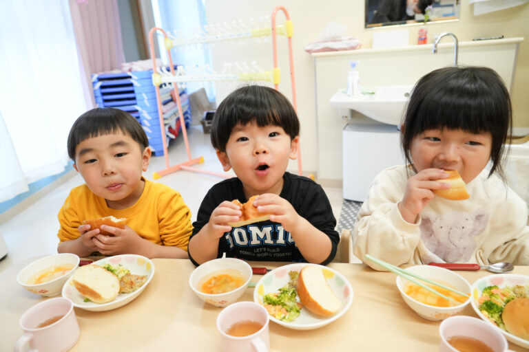 食育活動<br />
栽培・収穫体験・クッキングなど身近なところから食に関わる様々な体験をします。