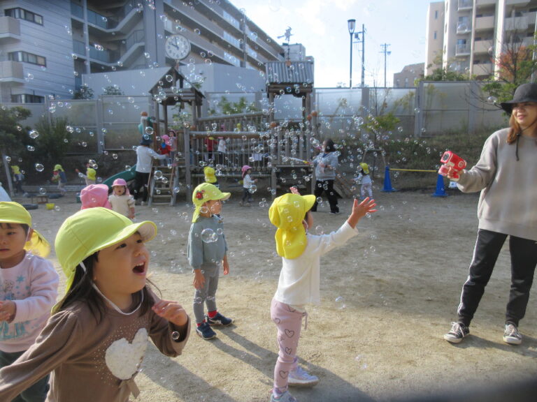 シャボン玉飛んだ～！