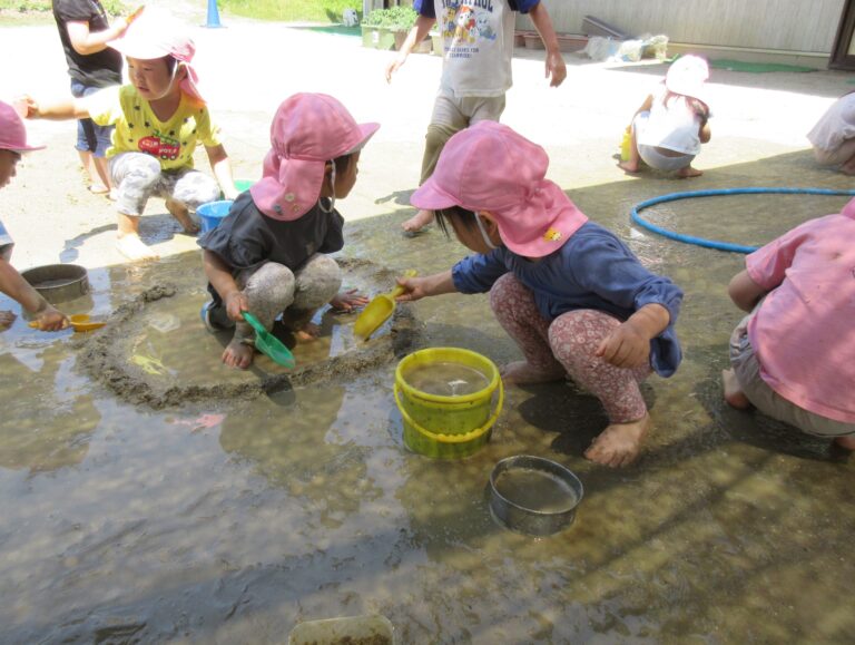 泥んこ遊び😊始まりました
