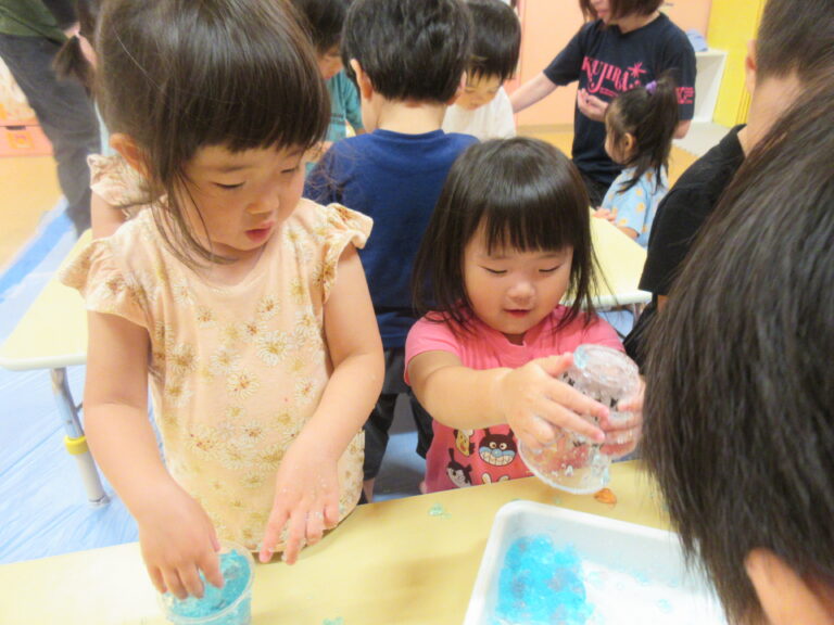 2歳児あめ組　ゼラチンあそび