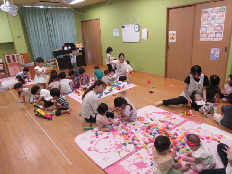 3歳児にじ組　異年齢交流～０歳児うみ組編～