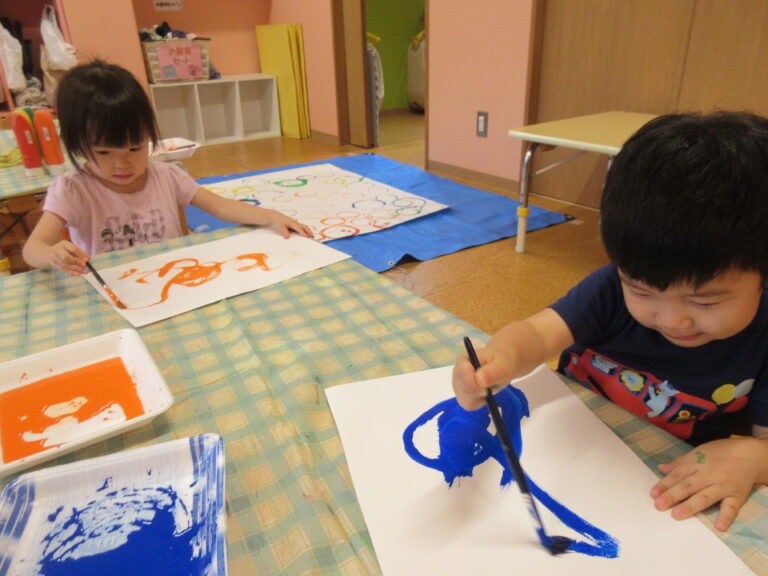 あめ組~2歳児~　絵の具あそび