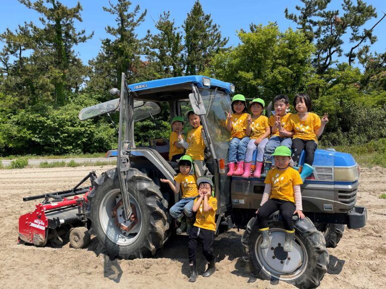 農家さんと一緒にサツマイモを植えたよ！（5歳児つき組）