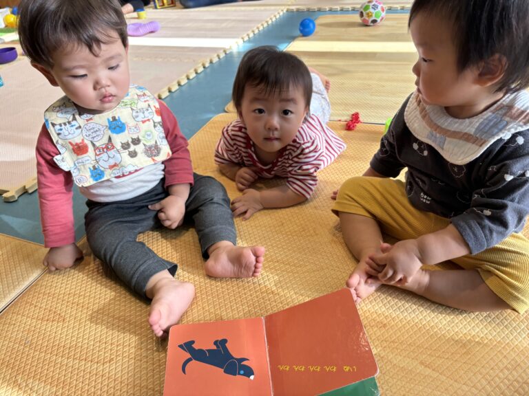 好きな絵本は…?(0歳児すいか組)