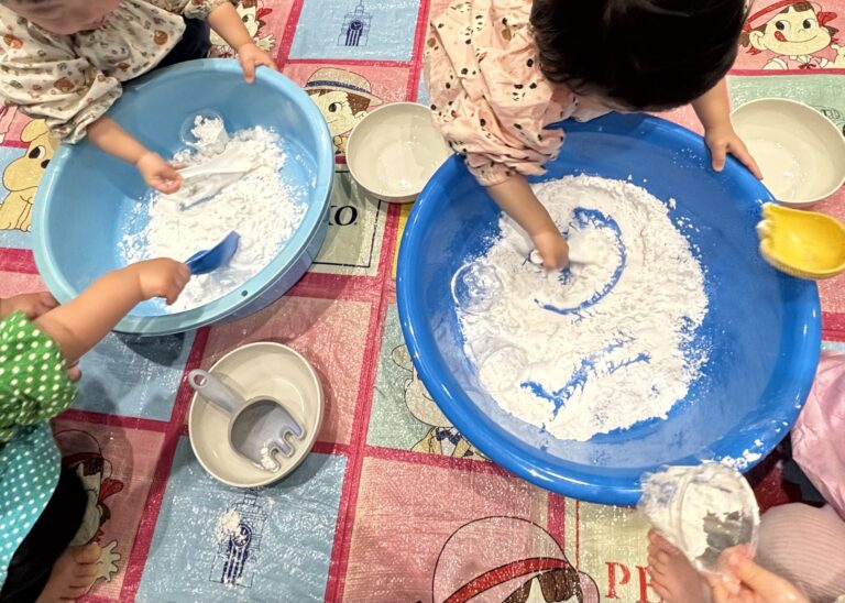 サラサラ？とろとろ？片栗粉あそび(0歳児すいか組)