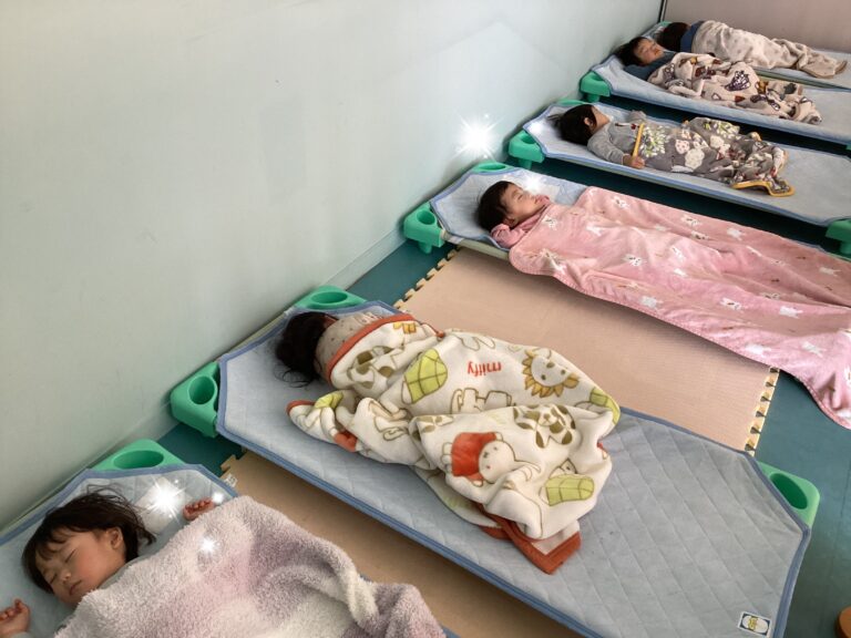 「うふふ…」（すいか組0歳児）