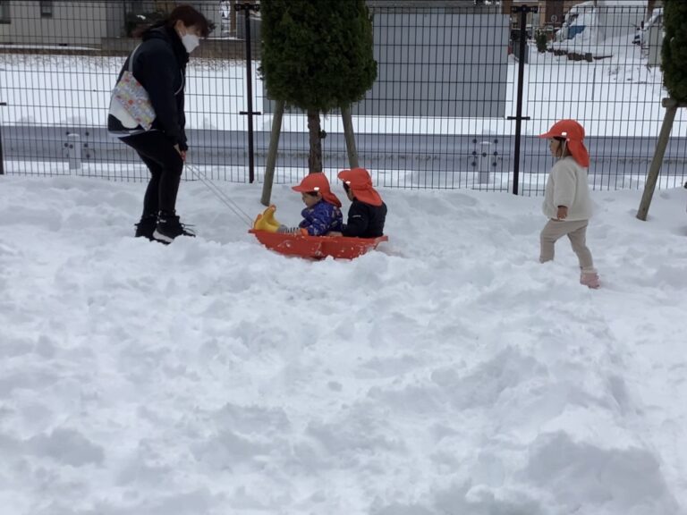 ゆ〜きやこんこ❄️（１歳児うみ組）