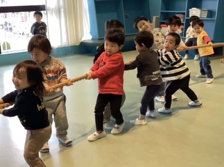 憧れのお兄さんお姉さんと・・・（２歳児かぜ組）