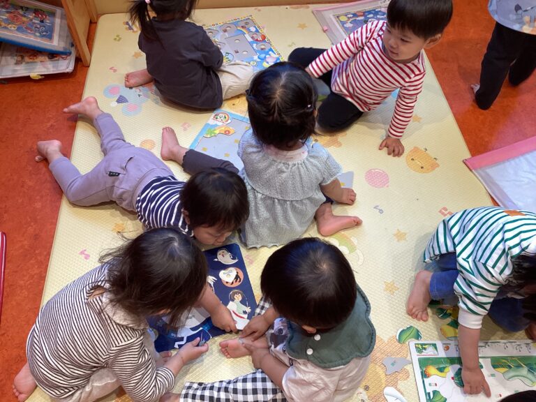 パズルに夢中！（かぜ組2歳児）