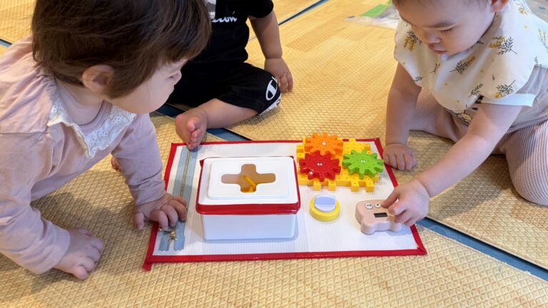 手作りおもちゃってなんだろう？🧸【0歳児すいか組】