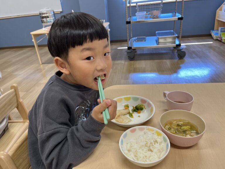 食育活動<br />
栽培・収穫体験・クッキングなど身近なところから食に関わる様々な体験をします。