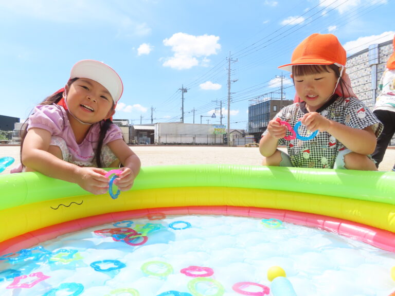「よ～くねらって」水鉄砲遊び