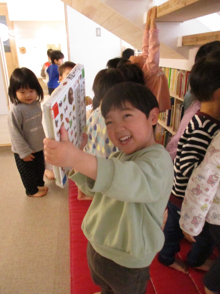 にじ組(3歳児)の探検